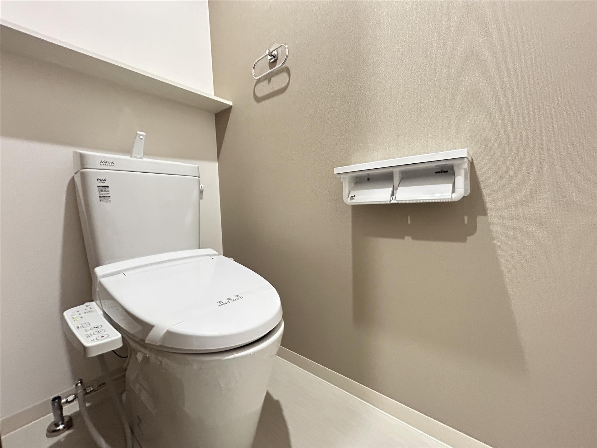 トイレ　小物が置けるトイレットペーパーホルダー付きです