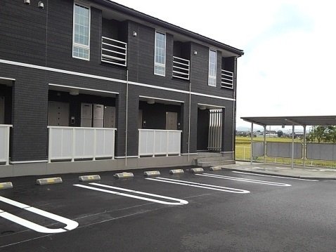 駐車場　駐車場があるので、車を買う予定の方も安心です
