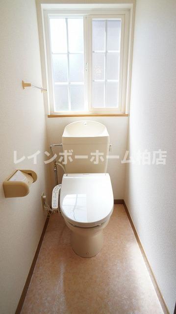 トイレ　温水洗浄便座です