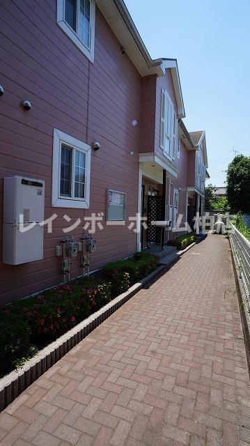 エントランス　落ち着いたエントランスです