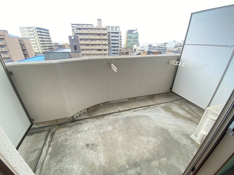 バルコニー　入居前に撮影した写真です。退去後改装する為、変更になる場合が