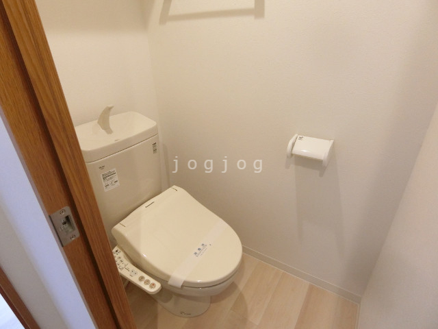 トイレ　嬉しい温水洗浄便座付きのトイレです。