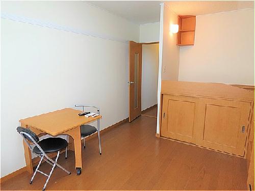 居室・リビング　ハイベッドタイプのお部屋です