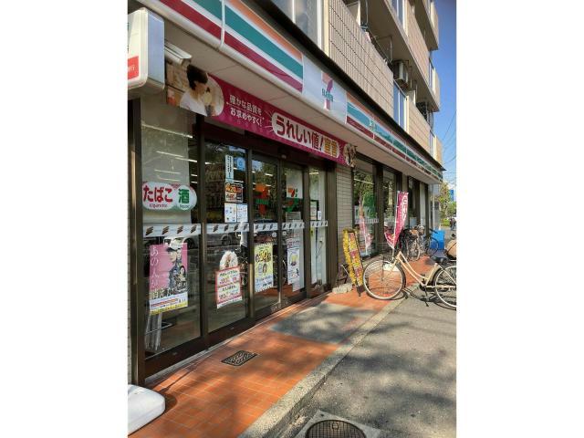 コンビニ　セブンイレブン足立大谷田1丁目店（コンビニ）まで322m