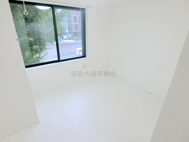 居室・リビング　南向きの明るい洋室5.5帖 独立洗面台が洋室にあるちょっと変