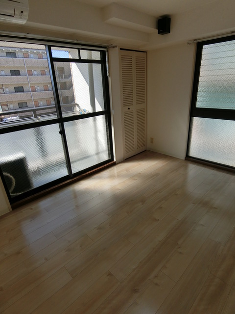 居室・リビング　角部屋です。２面採光で明るいお部屋