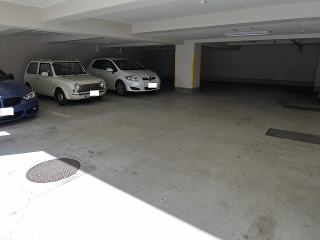 駐車場　敷地内駐車場屋根付き