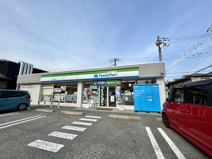 コンビニ　ファミリーマート（コンビニ）まで100m