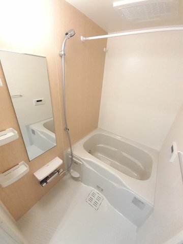 バス・シャワールーム　コンパクトで使いやすいお風呂です