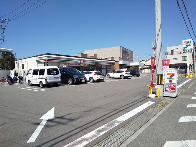 コンビニ　セブンイレブン伊予市郡中店（コンビニ）まで400m