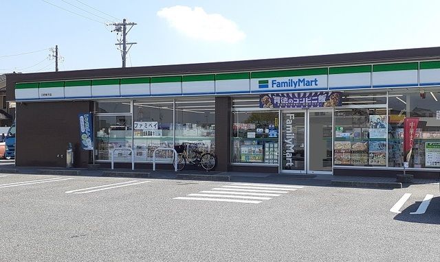 コンビニ　ファミリーマート（コンビニ）まで400m