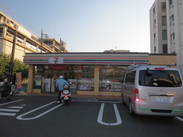 コンビニ　セブンイレブン（コンビニ）まで179m