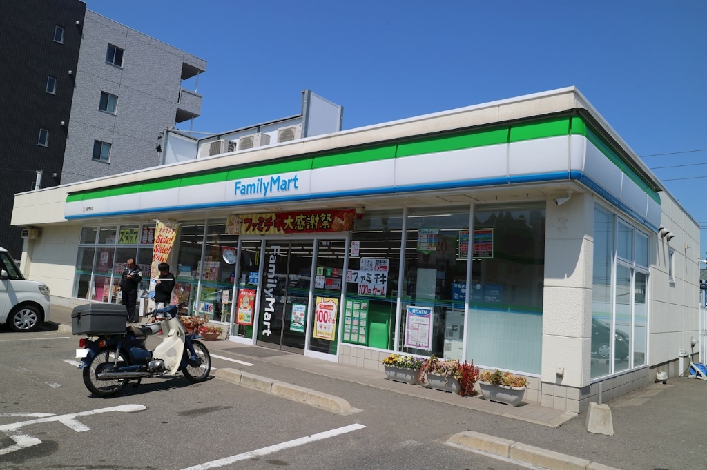コンビニ　ファミリーマート 粕屋門松店（コンビニ）まで945m