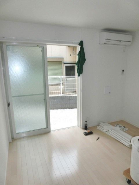 居室・リビング　フローリング張りの明るい洋室です。