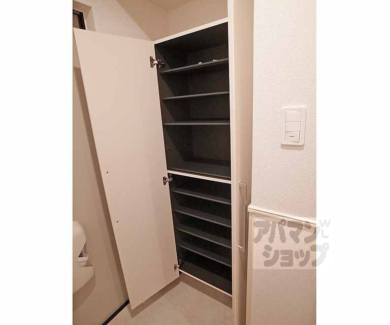 収納　鏡付のシューズバックスです。