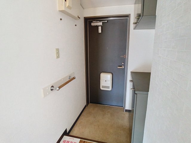 玄関　掲載写真は同型モデルを掲載しております。実際のお部屋と仕様等