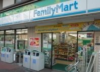 コンビニ　ファミリーマート 目黒青葉台四丁目店（コンビニ）まで39m