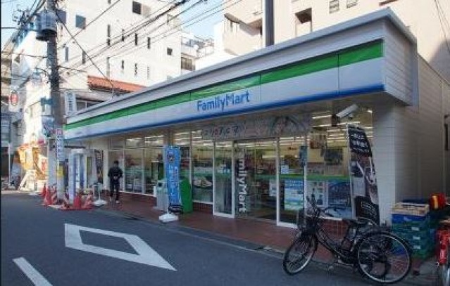 コンビニ　ファミリーマート新丸子駅西口店（コンビニ）まで57m