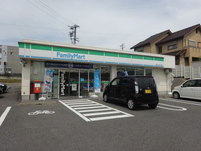 コンビニ　ファミリーマート（コンビニ）まで320m