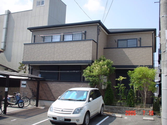 阪急京都線 茨木市駅 バス乗車時間：10分 最寄りバス停で下車 徒歩4分 築21年