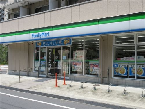 コンビニ　ファミリーマート新田一丁目店（コンビニ）まで210m