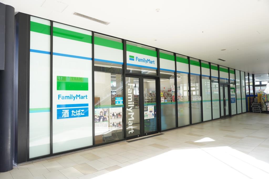 コンビニ　ファミリーマート ポンテポルタ千住店（コンビニ）まで440m