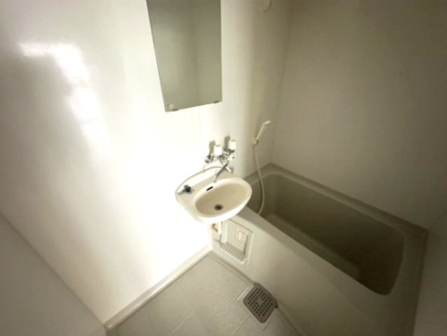 バス・シャワールーム　コンパクトで使いやすいお風呂です