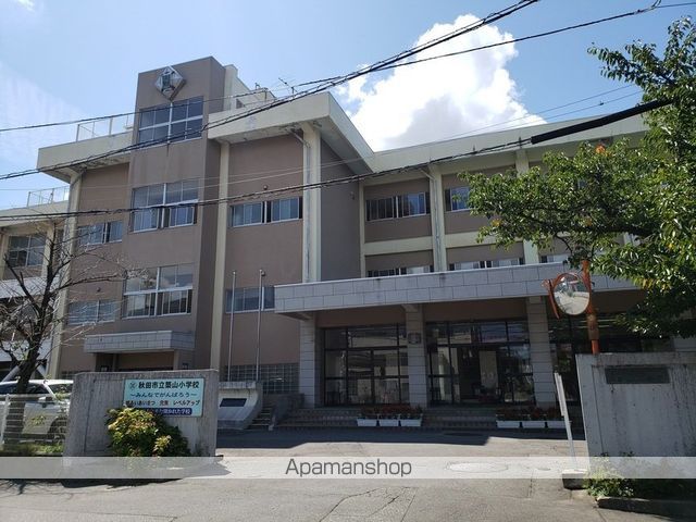 小学校　秋田市立築山小学校（小学校）まで950m