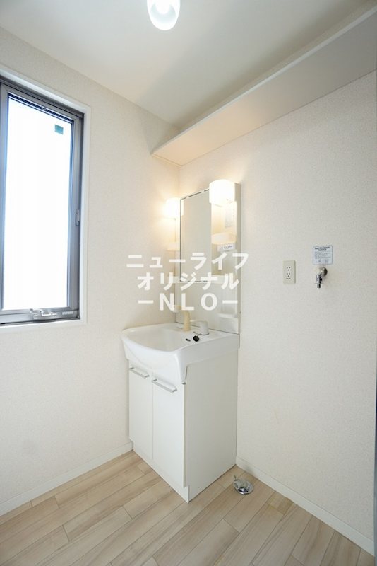 洗面設備　シャワー付き洗面台で朝の支度も楽にできます☆