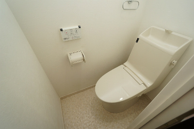 東武東上線 東武練馬駅 徒歩6分 3階建 築13年のトイレ写真