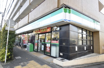 コンビニ　ファミリーマート 新代田駅前店（コンビニ）まで324m