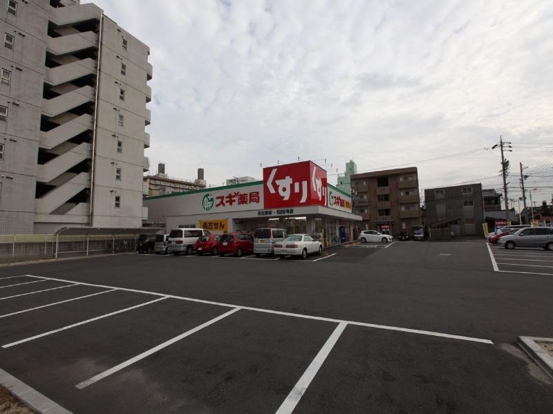 ドラックストア　スギ薬局 日比野店（ドラッグストア）まで331m
