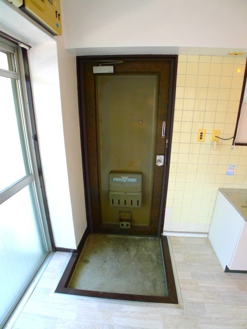 地下鉄名城線 八事日赤駅 徒歩3分 5階建 築49年の玄関写真