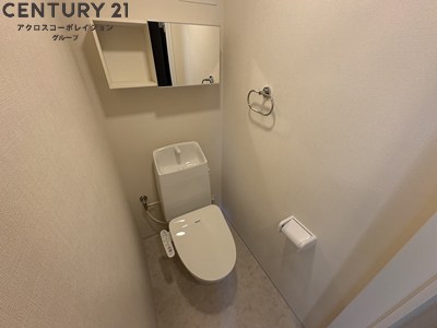 トイレ　収納棚あり・温水洗浄便座完備