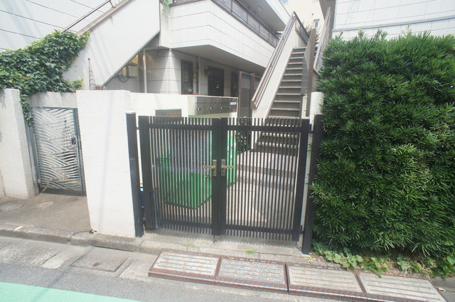 エントランス　エントランスを抜けると我が家です♪