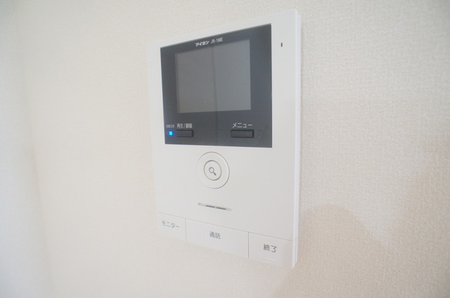 セキュリティ　来訪者の姿を確認できるＴＶモニター付インターホン設置済です！