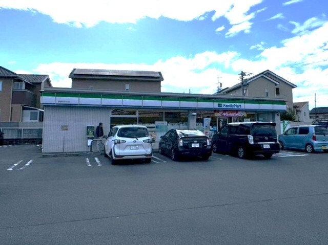 コンビニ　ファミリーマート鈴鹿おかだ店（コンビニ）まで202m
