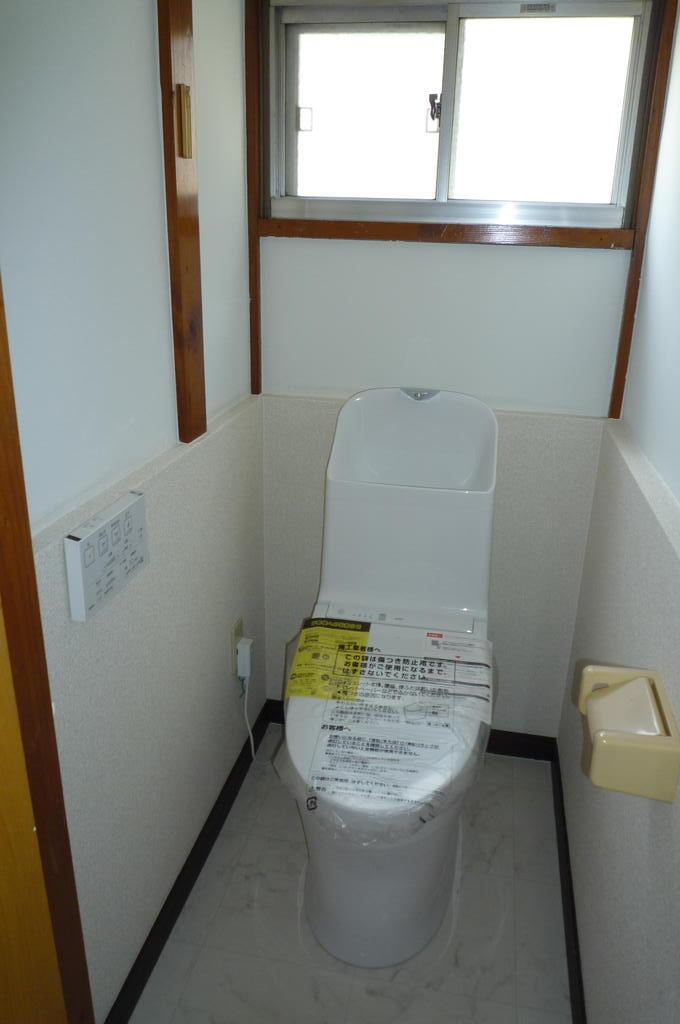 関川戸建てのトイレ写真
