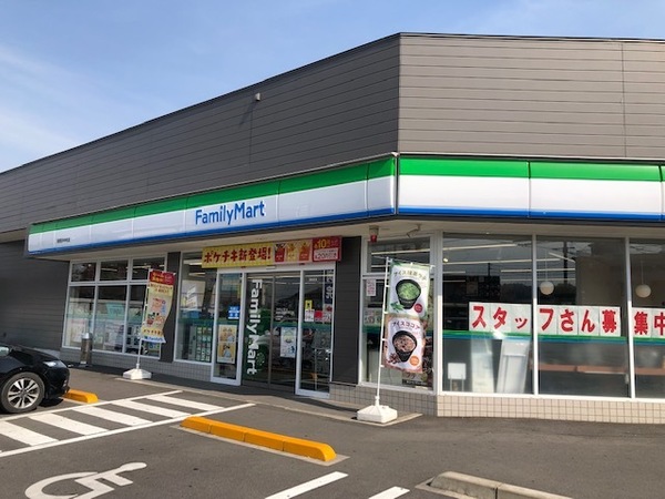 コンビニ　ファミリーマート新居浜中村店（コンビニ）まで682m