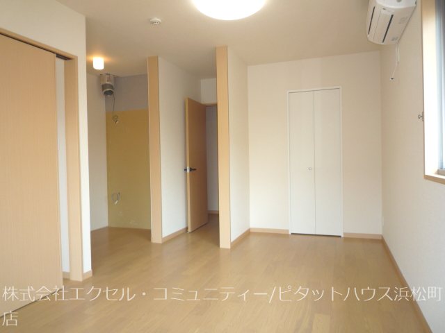 ローズガーデンプレイスの居間写真