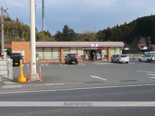 コンビニ　セブンイレブン（コンビニ）まで895m