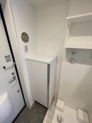 その他設備　洗剤やタオルなどの置場として便利な収納棚付き洗濯機スペース。