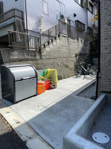 その他共有部分　敷地内ゴミ置き場&駐輪場完備。