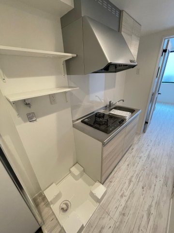 キッチン　2口ガスコンロを採用。シンク下とレンジフード横に収納あり。