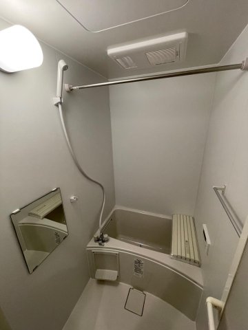 バス・シャワールーム　浴室乾燥&追い焚き機能完備。雨天でも洗濯物がすぐ乾きます。