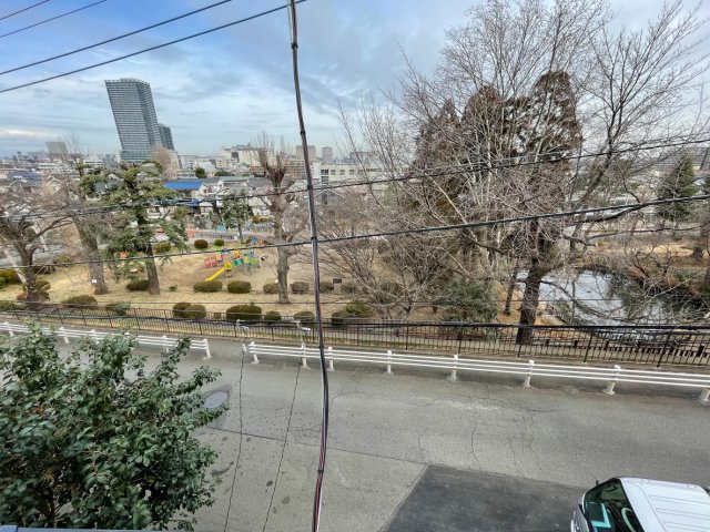 眺望　眼下に望む六本杉公園