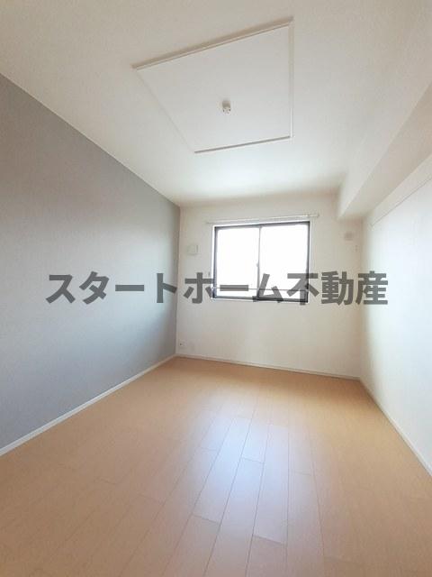 その他部屋・スペース　落ち着いた色調の寝室です