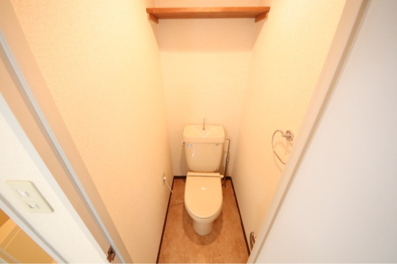 阪急神戸線 西宮北口駅 徒歩10分 3階建 築31年のトイレ写真