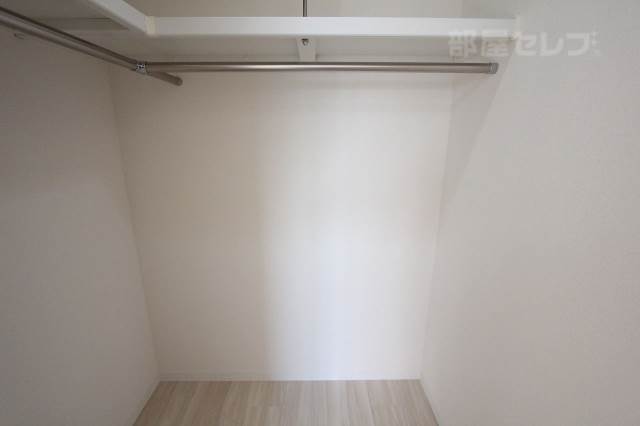 収納　クローゼット内部です。ウォークインになってますよ
