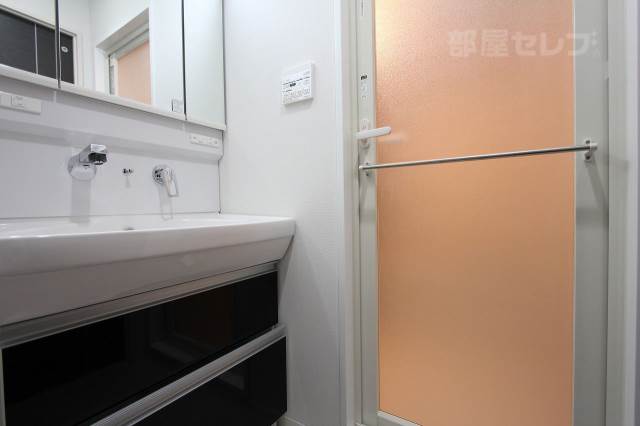 洗面設備　鏡を開くと収納部。普段は見えない工夫もいいですね